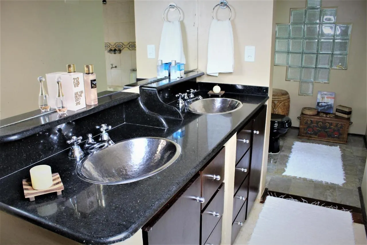 Luxury Suites Vila Indonesia غاروبابا البرازيل